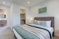 Central Oasis Townhouse with Parking Hotels in Sandringham