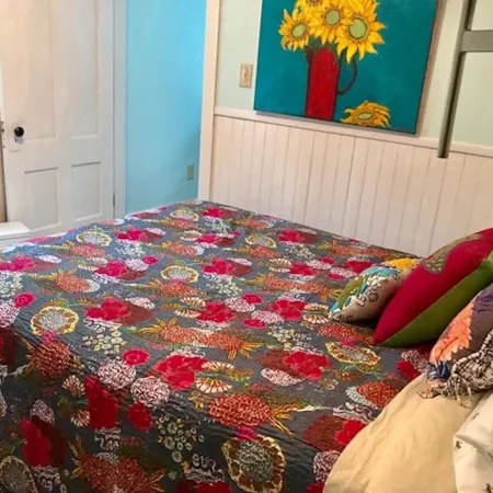 Historic Cottage, Updated, Short Drive to Town. 9 Years of Great Reviews!