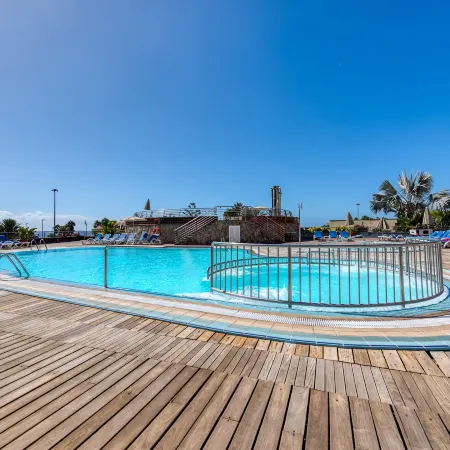 Holiday Club Playa Amadores Отели рядом с достопримечательностью «Пляж Амадорес»