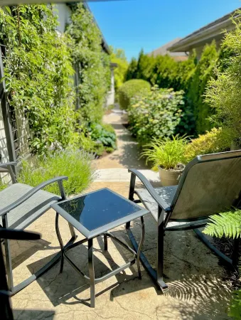 Romantic Private & Detatched Guest Home behind the gates of a Chateau on the Sea