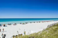 Emerald Paradise 2 Blocks to Beach Rooftop Patio Pool Access Sleeps 10