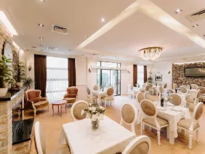 Golden Hotel