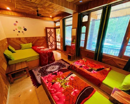 Chalo Challal Hotel & Cafe Ξενοδοχεία στην πόλη Kasol