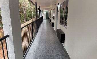 Magnolia Bay Hotel & Suites