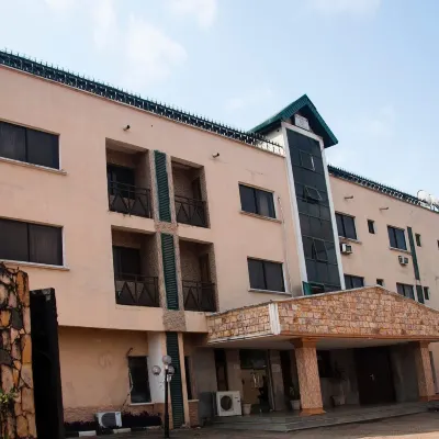 Alfoscar Hotel & Suites Hotels near Egan Igando
