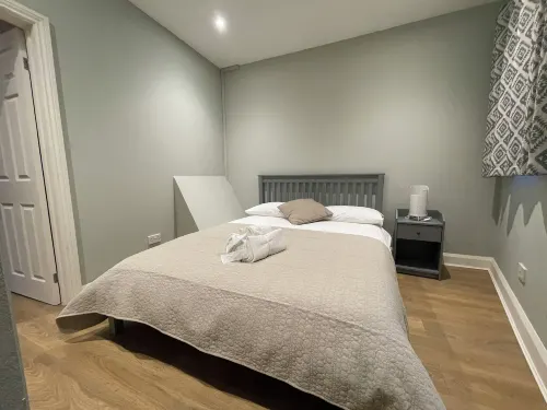 Straight Inn Hotels in Sutton