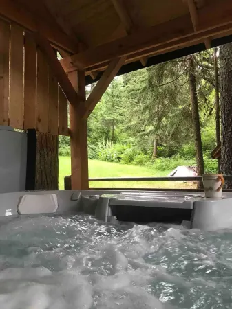 Slopes & Spokes-Alaska with Large HOT TUB