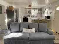 Charming family-friendly cottage near the beach, large lot with beautiful oaks
