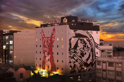 Radisson Red Miraflores Hotel berhampiran La Tarumba