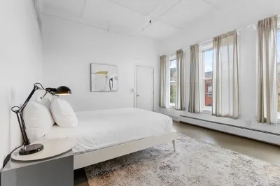 Charming Suites with Easy Access to Downtown - Stylish Haven