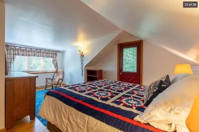 Family-friendly 3-bedroom house with lake views