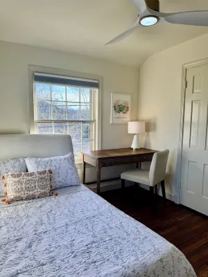 Arlington Home, Minutes to DC!, Secure Parking, King Bed, Firepit, Pet Friendly