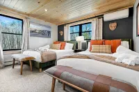 New Chalet: 8 mi to Sunday River+Pano Views+Hottub+Sauna+Dogok