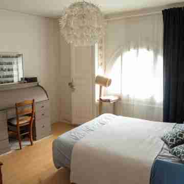 Apt with garden and parking on the banks of the Seine in front of the cathedral Rooms