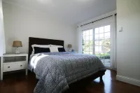 Wine Country Retreat with Pool, Vineyard, Trampoline, Putting Green and Hot Tub