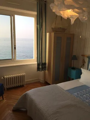 Apartment in a house by the water Men Meur附近的飯店