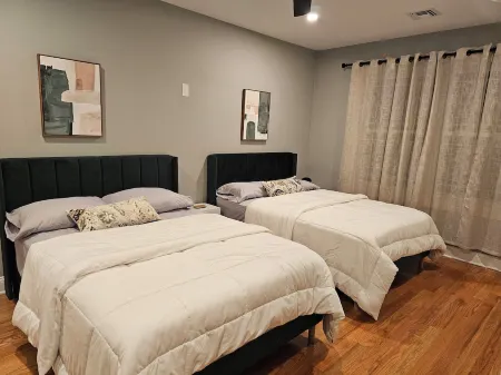 Deluxe Aparment Spacious 3-bedroom apartment with WiFi, AC in nice Elizabeth