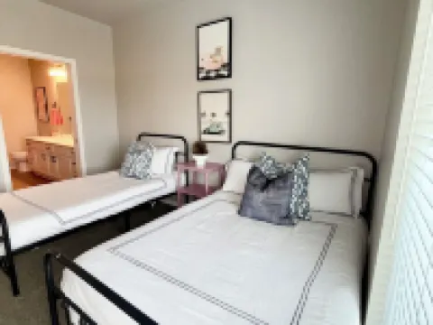 Good Vibes 2-Bedroom Apartment in Waukee - Central Location & Modern Comforts Hotels in Waukee