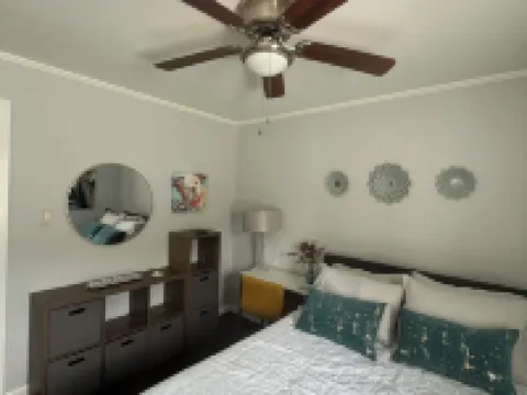 Pet-Friendly Charming  & Cozy 3-bedroom house AC & WiFi in pleasant Youngstown Hotels in Boardman Township