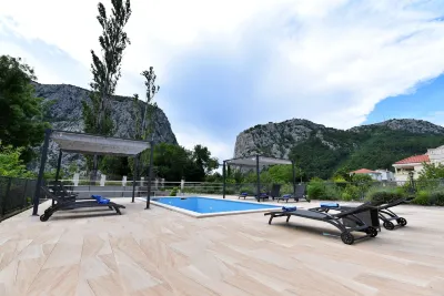 Villa Sophia with Private Swimming Pool Near the Beach! โรงแรมใน