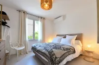 Near beach and port, renovated T2 sea view apartment with large terrace and private parking space