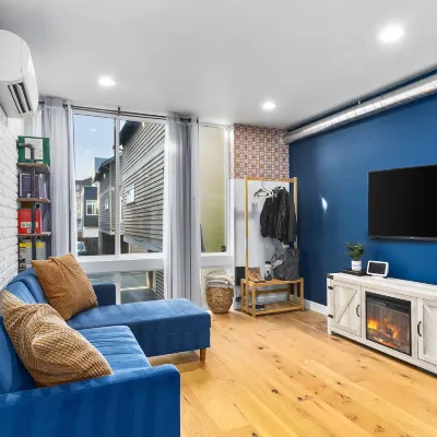 Modern Sustainable Design in Ballard 웨스트 포인트 등대 주변 호텔