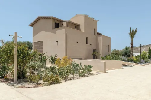 เทรเฟอร์ตี้ ลักซัลรี วิลเลจ