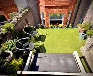 5 Guests - 2 Bedrooms - Free Parking - 1min Beach