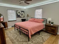 Modern Tree-Street Retreat/Walkable Location