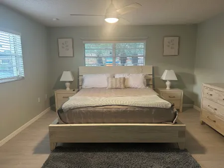 Charming 2-bedroom house with AC, WiFi on canal with Lake June access!