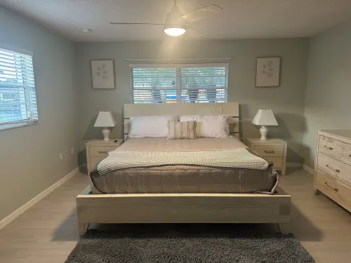 Charming 2-bedroom house with AC, WiFi on canal with Lake June access! Hotels in Highlands County