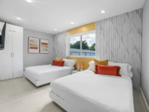 Fun Oasis Getaway/Heated Pool, BBQ, Games & More! Hotels in Hialeah