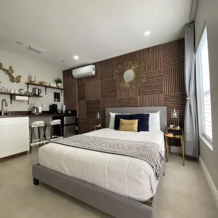 Tropical Sea, Private Studio/Near IMG and Beaches!