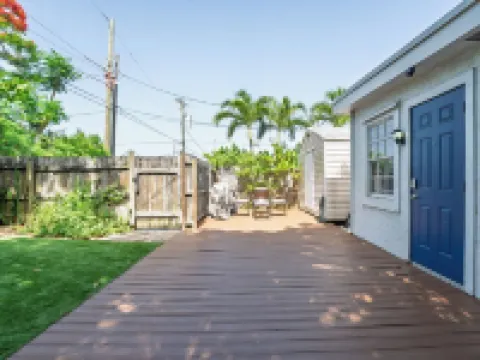 Cozy Coastal Retreat! Fenced Turf Yard • Bikes • Hammock • BBQ • 65” TV Hotels in Boynton Beach