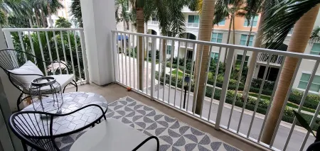 Resort Style Living 5 minutes from the beach Отели в г. Лантана