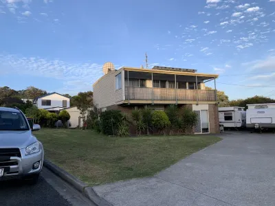 Skenes Creek Beach Shack - Cheerful Coastal 2 Bedroom Escape Hotels near Seahorse Natural Therapies & Accommodation