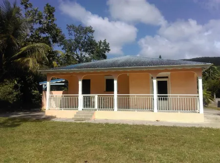 FRUIT BREAD VILLA 3 min from Grande Anse beach Отели рядом с достопримечательностью «Deshaies»