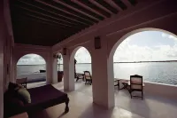 Luxury beachfront holiday house, pool garden all sea views, Forodhani House Lamu