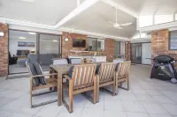 Pool house on the canal, private Jetty, Wifi