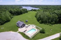 Cozy cabin w/ pool & hot tub! Close to Taylorsville Lake Marina & Bourbon Trails