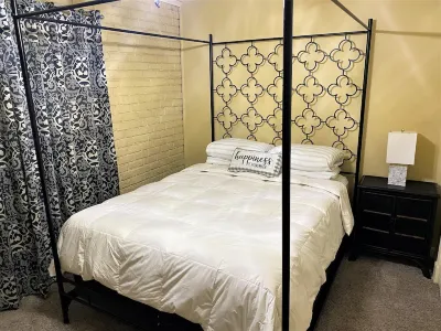 SUPER SUMMER SAVINGS!!  Cool and Eclectic , Perfect Downtown Spot minutes to LSU