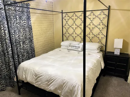 SUPER SUMMER SAVINGS!!  Cool and Eclectic , Perfect Downtown Spot minutes to LSU