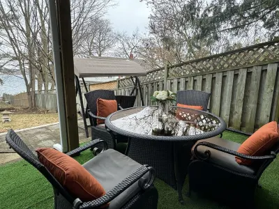 Cottage W LAKE VIEWS, beside waterfront trail and steps from beach Hotels near North Swing Golf Lounge