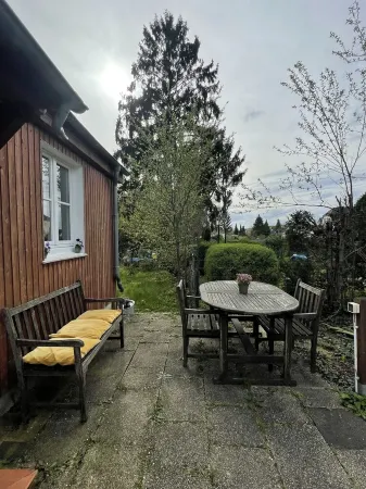 Ruhig und Idyllisch: Kleines Ferienhaus am Waldrand - S-bahn-nähe - Zentrumsnah Отели в г. Бергиш-Гладбах