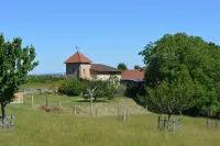 Maison Dans la Prairie. 6 Couchages + 2 Possible en Supplément Hotels in La Vineuse
