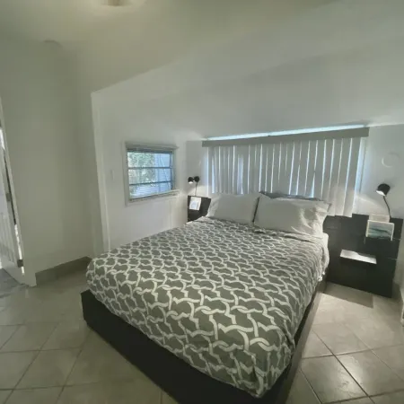 Summer Discounts Avail Weeks- 3Bdr./3ba. Updated Canal Access Sombrero-Message