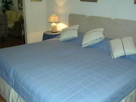 Quality ground floor apartment, platinum west coast, Holetown, Barbados Отели в г. Холтаун