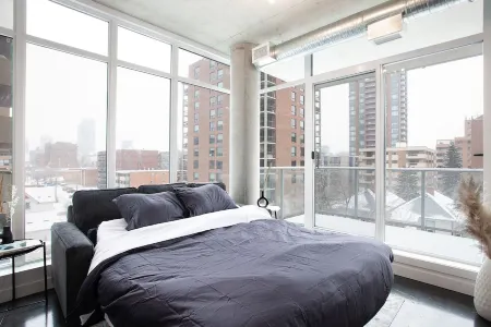 Designer Cosmopolitan Loft in Downtown Calgary Отели рядом с достопримечательностью «Парк Эдворти»