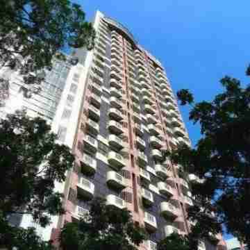 Beautiful unit across greenbelt5 + high speed wifi + Netflix Hotel Exterior