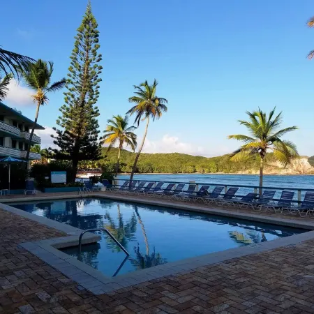 Prime Oceanfront, Remodeled St. Thomas 2BR/2BA Condo-Poolside, W/D, & Dining